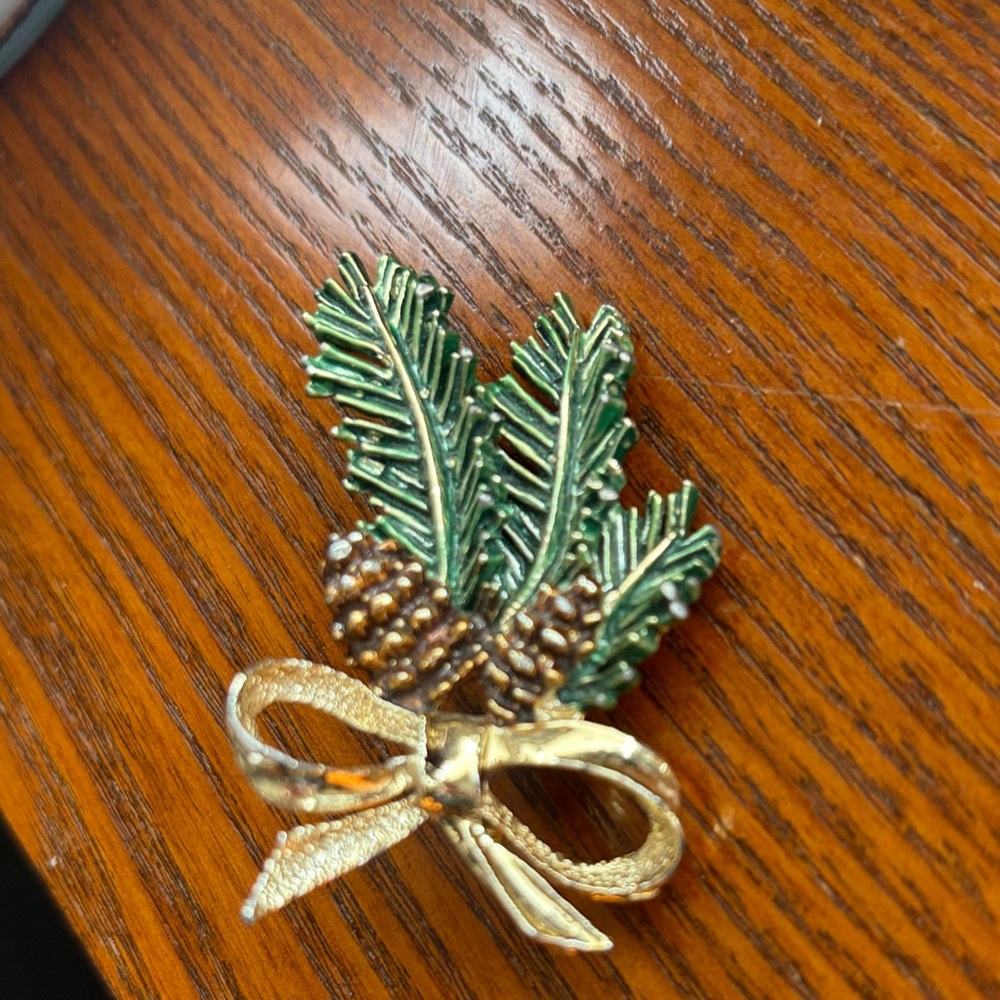 Vintage Gerry’s Festive Pinecone and Bow Brooch